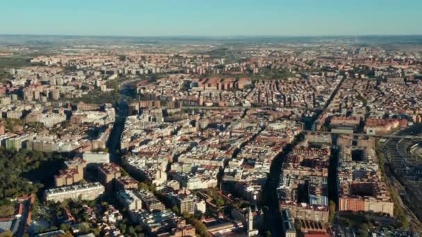 Letecký panoramatický záběr rozsáhlého sídliště v městské čtvrti. Doprava na silnici vedoucí přes město. — Stock video