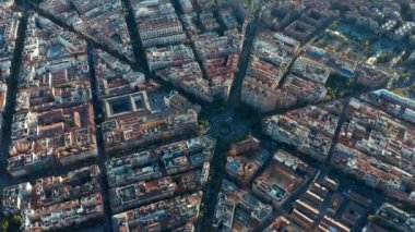 Yoğun kavşağın ve bağlı yolların yüksek açılı çekimi. Caddelere bölünmüş binalar.