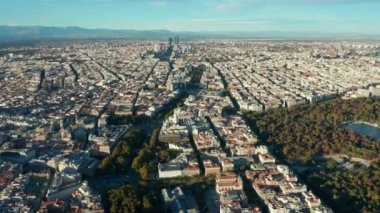 Şehrin üzerinde uç, şehir gelişiminin hava panoramik görüntüsü. Binalar, sokaklar ve parklar yüksekten.