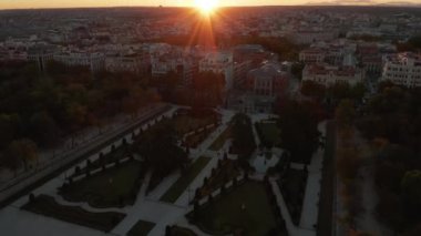El Retiro Parkı 'ndaki Parterre Gardenin' in hava görüntüsü. Gün batımında şehir manzarasını göster. Batan güneşe karşı görünüm.