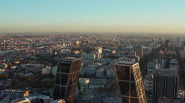 Gün batımında Metropolis 'in hava panoramik görüntüleri. Avrupa 'nın kapısı ikiz kuleler ve uzun düz bulvar.