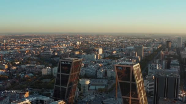 Gün batımında Metropolis 'in hava panoramik görüntüleri. Avrupa 'nın kapısı ikiz kuleler ve uzun düz bulvar. — Stok video
