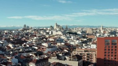 Şehir merkezindeki binaların panoramik görüntüsü yükseliyor. Tarihi binalar, diğer gelişmelerden birkaç kule yukarıda. Dağ sırtı mesafesi.