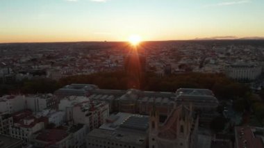 Gün batımında şehrin üzerinden geriye doğru uçun. Tarihi binalar ve parktaki Parterre Garden 'ı gözler önüne seriyor. Ufuktaki güneşe bak.