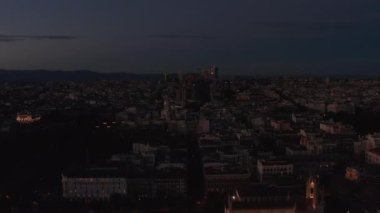 Karanlık çöktüğünde şehir manzarasının görüntülerini kaydır. Gün batımından sonra şehir gelişiminin akşam panoramik görüntüleri..