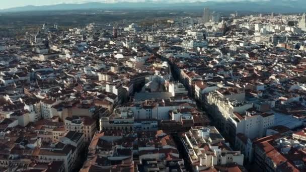 Πετάξτε πάνω από την παλιά πόλη περιοχή με αξιοθέατα. Αεροφωτογραφία της μεγάλης πόλης που φωτίζεται από τον λαμπερό απογευματινό ήλιο. — Αρχείο Βίντεο