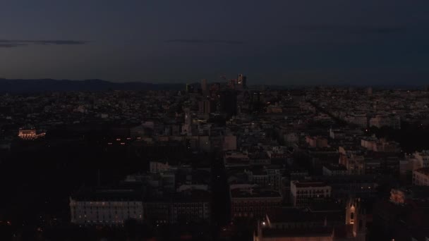 Deslize e pan filmagem de paisagem urbana ao anoitecer. Fotografia panorâmica aérea noturna do desenvolvimento da cidade após o pôr do sol. — Vídeo de Stock