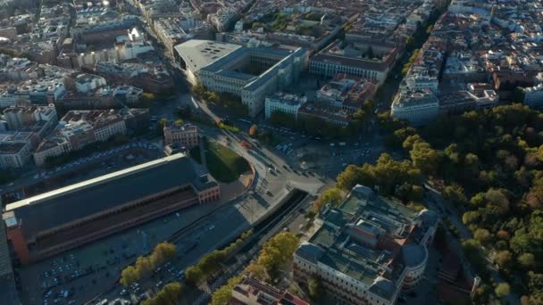 Imagens de alto ângulo de estradas movimentadas e grande rotunda em frente à estação de trem Atocha. Vista aérea da cidade. — Vídeo de Stock