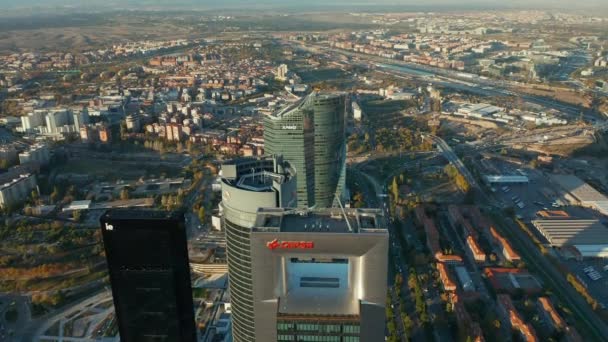 Vista de alto ângulo dos edifícios espanhóis mais altos da área de negócios de Cuatro Torres. Arranha-céus modernos e tráfego na estrada ao redor. — Vídeo de Stock