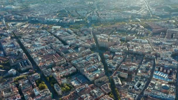 Vista panorámica aérea de las urbanizaciones, bloques de edificios y calles iluminadas por el sol de la tarde. — Vídeos de Stock