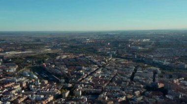 Altın saatinde şehrin havadan panoramik manzarası. Büyük metropolün üzerinde uç.