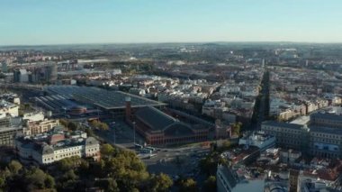 Atocha bölgesinin tren istasyonlu panoramik görüntüleri. Sokakta ve kavşakta trafik vardı..