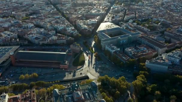 Increíble vista aérea del tráfico pesado en las carreteras y varios edificios alrededor de la estación de tren de Atocha en el sol de la tarde. — Vídeos de Stock