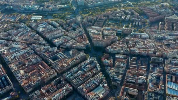 Imágenes aéreas de grandes cruces con calles dispuestas en forma de estrella. Tráfico en las carreteras de la ciudad. — Vídeo de stock