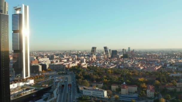 Avante voar em torno de arranha-céus em hub de negócios. Vista aérea da paisagem urbana com torres gêmeas Gate of Europe. — Vídeo de Stock