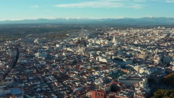 Filmagem panorâmica aérea descendente da paisagem urbana. Vários edifícios no centro da cidade. Cordilheira à distância. — Vídeo de Stock