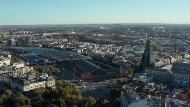 Imágenes panorámicas aéreas del distrito de Atocha con estación de tren. Tráfico en calles y en rotonda. — Vídeos de Stock
