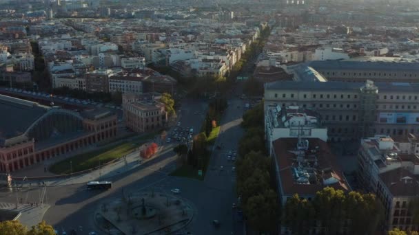 Descending footage of crossroads near Atocha train station. Tilt up reveal of buildings in urban district. Green trees lit by sun. — Stock Video