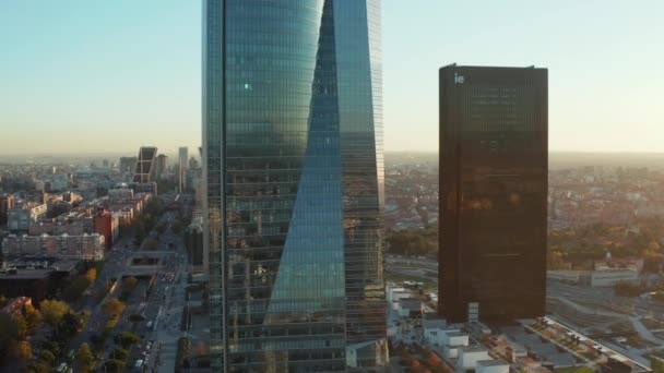 Slide e pan filmagem de edifícios modernos em Cuatro Torres Business Area. Fachadas de vidro brilhante de arranha-céus refletindo o ambiente. — Vídeo de Stock