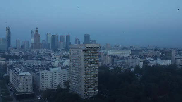 Emelkedő légi felvétel a városnéző csoport magas modern irodaházak. Kék tónusú reggeli kilátás. Varsó, Lengyelország — Stock videók