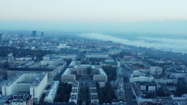 Slide i Pan strzał wysokiego wzrostu budynków w centrum miasta w świetle słońca. Poranna panorama centrum miasta. Warszawa, Polska — Wideo stockowe