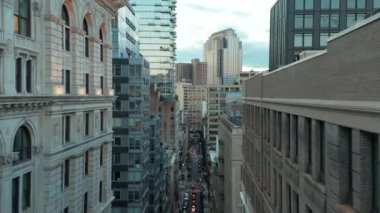 Çatıda bayrakları olan şehir merkezindeki binaların üzerinde forvetler uçuşuyor. Şehirdeki büyük, yüksek binalar. Manhattan, New York City, ABD