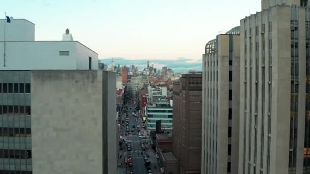 Descendente tiro de edifício alto moderno com fachada de vidro brilhante. Grande apartamento ou edifícios comerciais na cidade. Manhattan, Nova Iorque, EUA — Vídeo de Stock