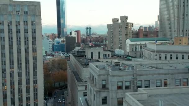 Dopředu létají nad rozvojem města. Moderní mrakodrapy v pozadí. Manhattan, New York City, USA — Stock video