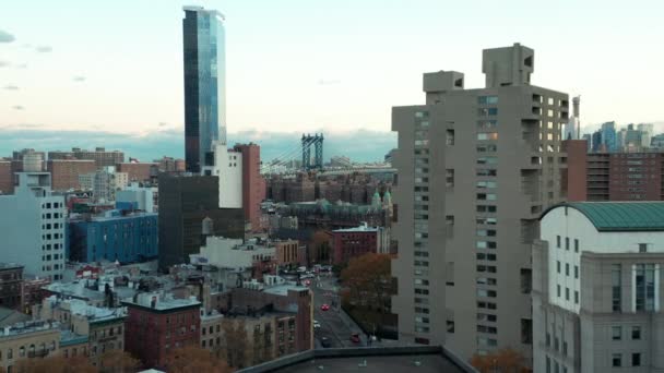 Meningkatnya kemiringan rekaman dari berbagai bangunan bertingkat di kota. Terbang di atas tangki air atap. Manhattan, New York City, Amerika Serikat — Stok Video