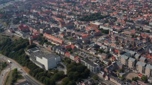 Impresionante vista del dron avanzando lentamente sobre la ciudad de Esbjerg, Dinamarca. Gracias a su puerto, Esbjerg es una de las ciudades más importantes de Escandinavia — Vídeos de Stock