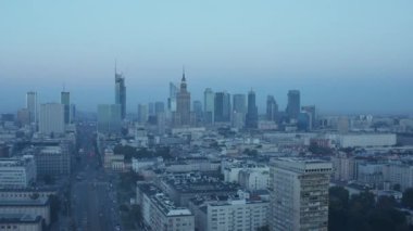 Şehir manzaralı yüksek modern ofis binalarının yükselen panoramik görüntüleri. Mavi tonlu sabah manzarası. Varşova, Polonya