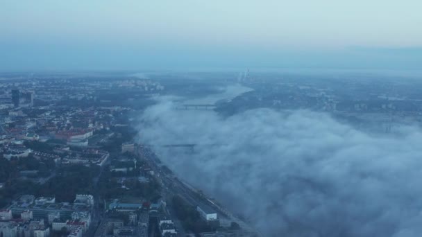 도시의 비스툴라 강 위에서 공중 파노라마 형태의 안개가 뿜어 졌습니다. 양쪽에 건물 이 있다. 블루 티 드 아침 전망. 폴란드, 바르샤바 — 비디오