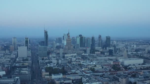 Leć tyłem nad miejską dzielnicą. Panoramiczne zdjęcie lotnicze drapaczy chmur w centrum. Warszawa, Polska — Wideo stockowe
