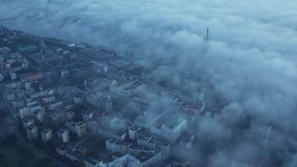 Luftaufnahmen des Nebels über dem Fluss an der Schwebeseilbrücke Swietokrzyski. Romantischer Blick auf das Stadtviertel am Morgen. Warschau, Polen — Stockvideo