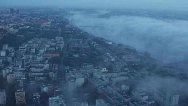 Terbang di atas kota pagi. Bangunan-bangunan di lingkungan perkotaan dan sungai Vistula diselimuti kabut. Warsawa, Polandia — Stok Video