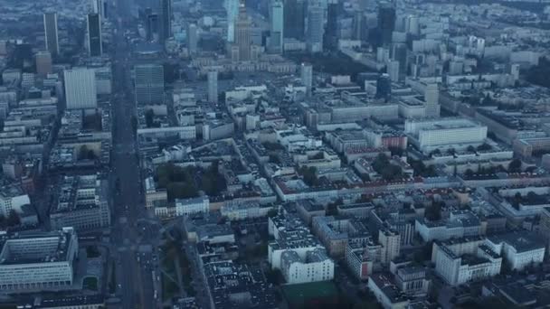 Синій пом'якшив ранкову панорамну зйомку в центрі міста з сучасними хмарочосами і історичним Палацом культури і науки. Варшава, Польща — стокове відео