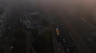İleri, geniş caddenin üzerinde uçar. Yol yavaş yavaş yoğun siste gizleniyor. Şehirde puslu bir sabah. Varşova, Polonya