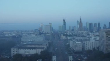 Şehirden geçen uzun düz caddenin yüksek görüntüsü. Şafaktan önce şehir manzarası. Varşova, Polonya