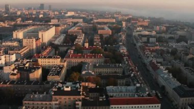 Forvetler, eski şehir sitelerindeki büyük dairelerin ya da ticari binaların üzerinde uçuyor. Sabah güneşiyle aydınlanıyor. Varşova, Polonya