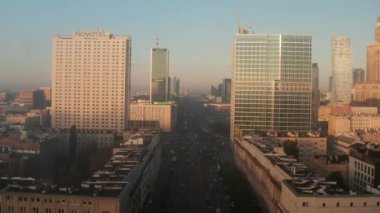 Geniş çoklu şeritli yolun üzerinden uç. Şehir merkezindeki caddelerde yoğun trafik ve yüksek binalar arasındaki kavşaklar. Varşova, Polonya