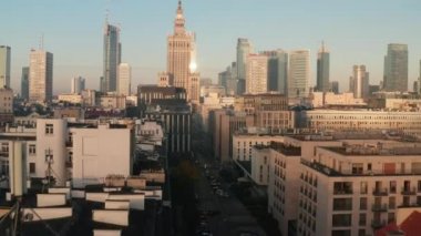 İleri, Sabah Şehri 'nin üzerinde uçar. Şehir merkezindeki gökdelenleri ve tarihi PKIN binasını Sovyet tarzında gözler önüne seriyor. Varşova, Polonya