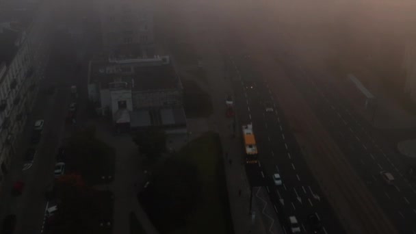 Maju terbang di atas jalan yang luas. Jalan perlahan-lahan bersembunyi ke dalam kabut tebal. Pagi yang berkabut di kota. Warsawa, Polandia — Stok Video