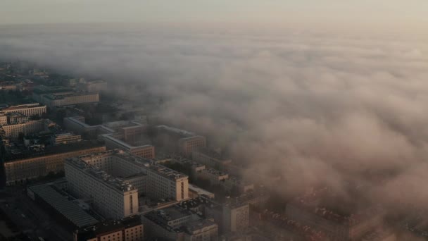 Geser dan panci rekaman udara kompleks bangunan perkantoran di tepi kabut penutup. Matahari pagi bersinar menjadi kabut. Warsawa, Polandia — Stok Video
