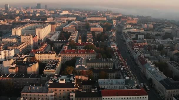 Maju terbang di atas apartemen besar atau bangunan komersial dalam pembangunan kota tua. Lit oleh matahari pagi. Warsawa, Polandia — Stok Video