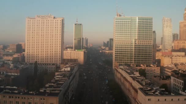 Geniş çoklu şeritli yolun üzerinden uç. Şehir merkezindeki caddelerde yoğun trafik ve yüksek binalar arasındaki kavşaklar. Varşova, Polonya — Stok video