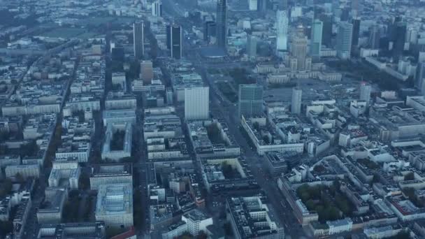 Hög vinkel syn på stadsbilden på morgonen. Luta upp avslöjar hög höjd kontor centrum byggnader före soluppgången. Warszawa, Polen — Stockvideo