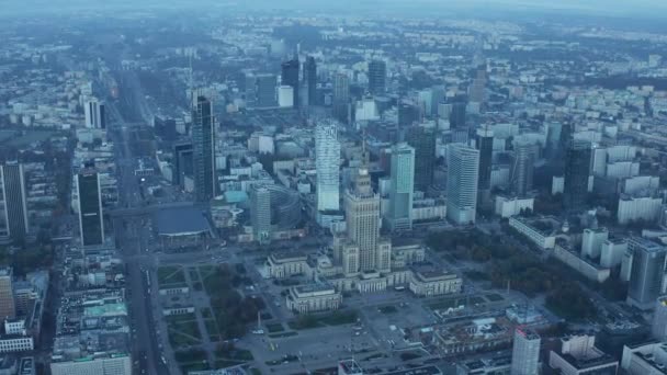 市中心上午的空中全景镜头。转到苏联式的PKIN大楼波兰华沙 — 图库视频影像