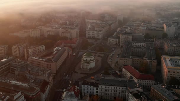 Nagranie z lotu ptaka wokół kościoła na placu Trzech Krzyży. Poranne ujęcie budynków w centrum miasta. Warszawa, Polska — Wideo stockowe