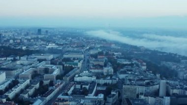Şehirdeki binaların sabah panoramik görüntüleri. Sis Vistula nehir yatağının etrafını sarıyor. Varşova, Polonya