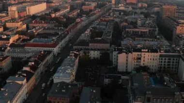 Sabah güneşiyle aydınlatılan tarihi şehir merkezinin üzerinde uç. Gün doğumunda büyük binalar ve saraylar. Varşova, Polonya